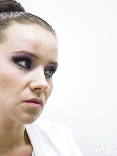 Η Wendy Moon γαμιέται σκληρά και κάνει πρωκτικό σεξ με επιπλέον πάθος